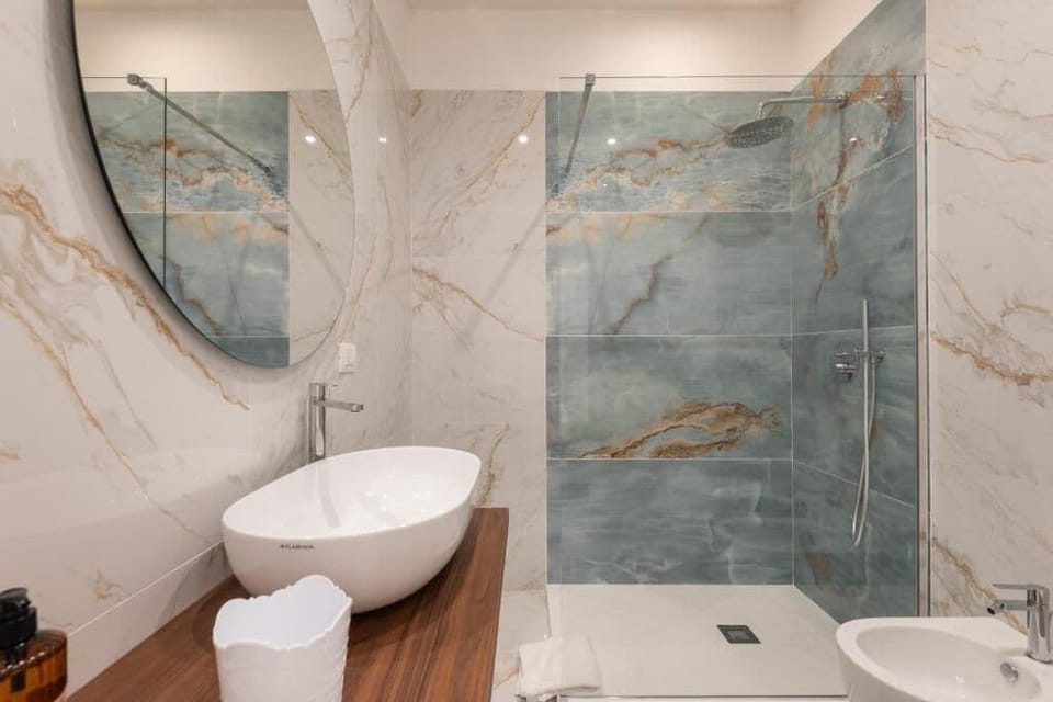 Luxury Suite | Bathroom | Free toiletries, hair dryer, slippers, bidet
