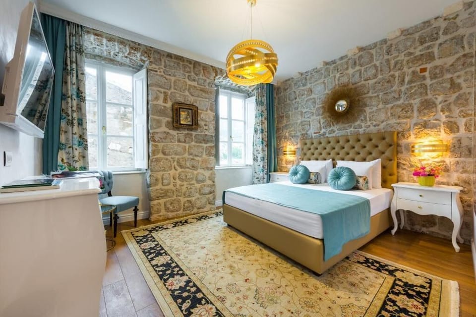 Deluxe Double Room, 1 King Bed, Non Smoking, Mountain View | In-room safe, blackout drapes, soundproofing, iron/ironing board