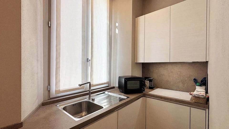 Luminosa cucina moderna accessoriata.