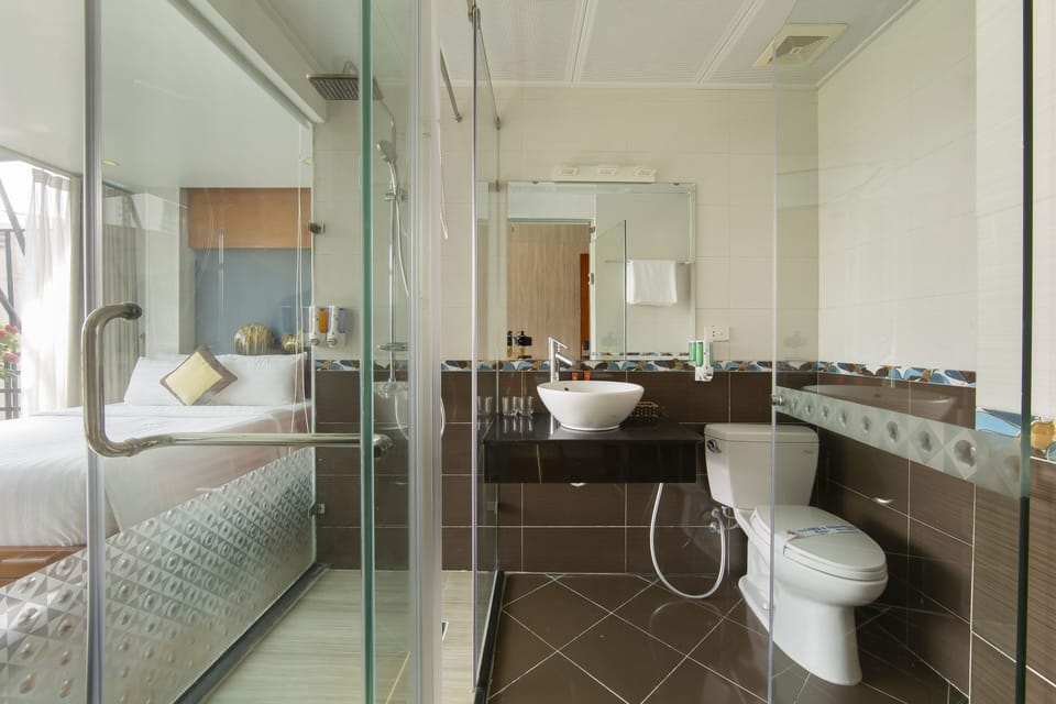 Family Suite Large Balcony & Terrace (9m2) City View | Bathroom | Shower, rainfall showerhead, eco-friendly toiletries, hair dryer