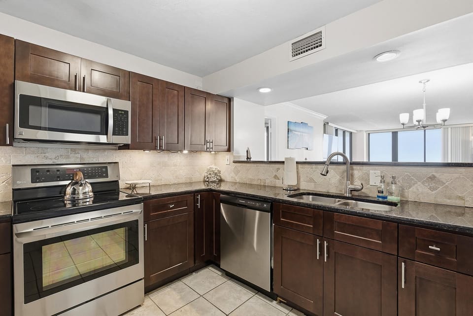 Condo, Multiple Beds (Horizons 1502) | Private kitchen