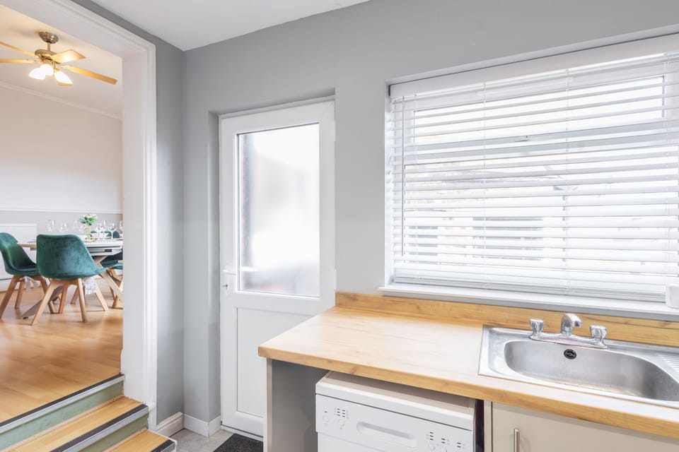 House | 2 bedrooms, desk
