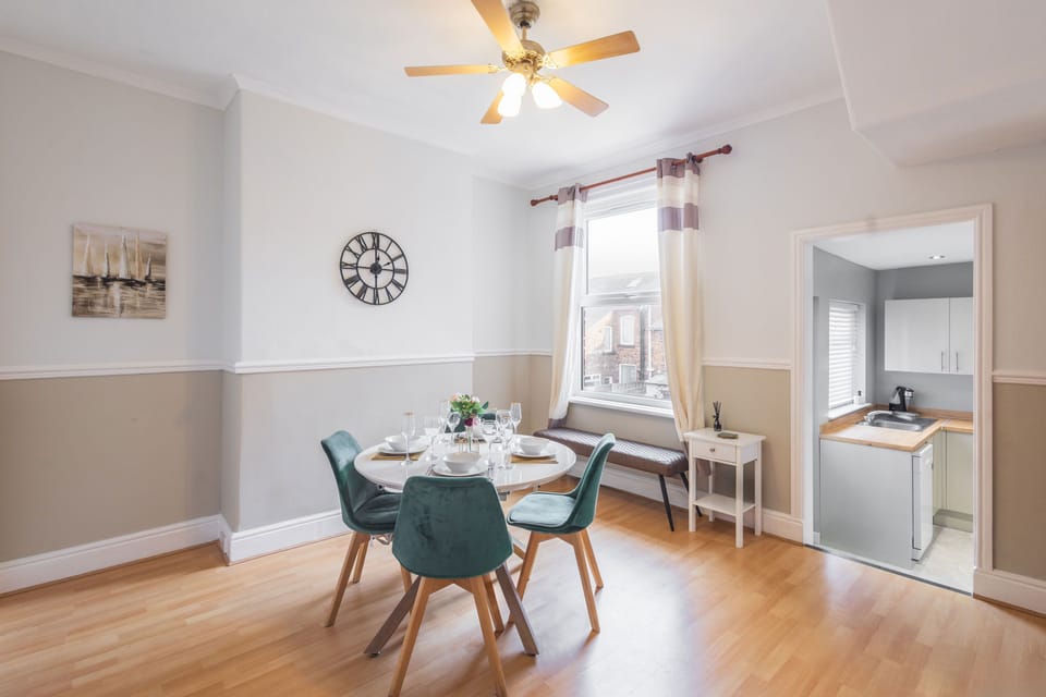 House | 2 bedrooms, desk