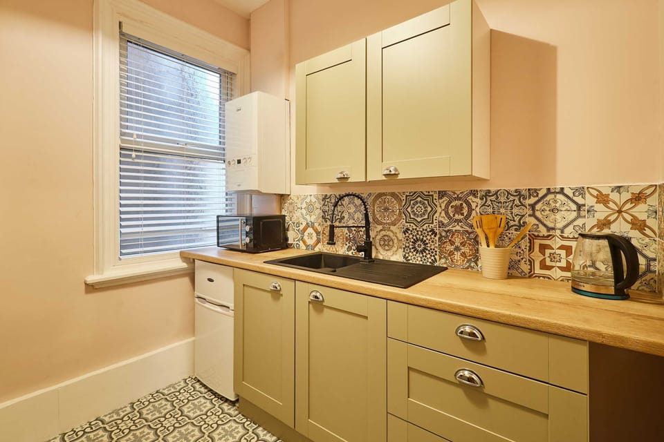 House | 2 bedrooms, desk