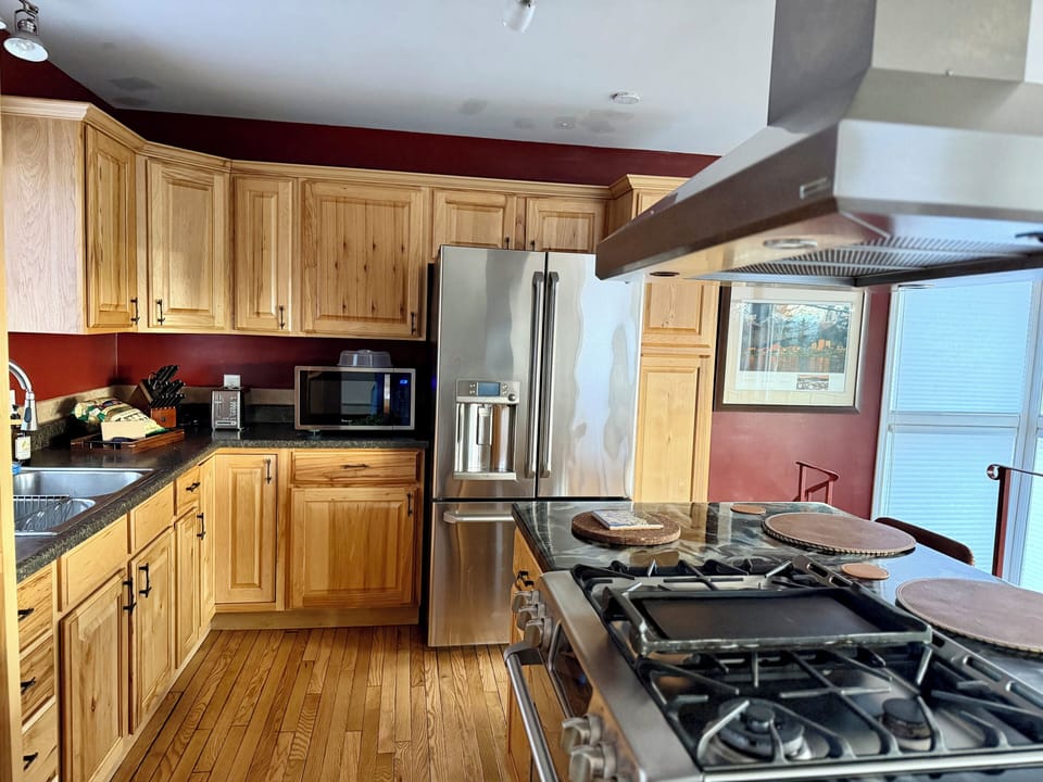 Well-stocked gourmet kitchen; fresh water from tap and/or fridge  safe to drink