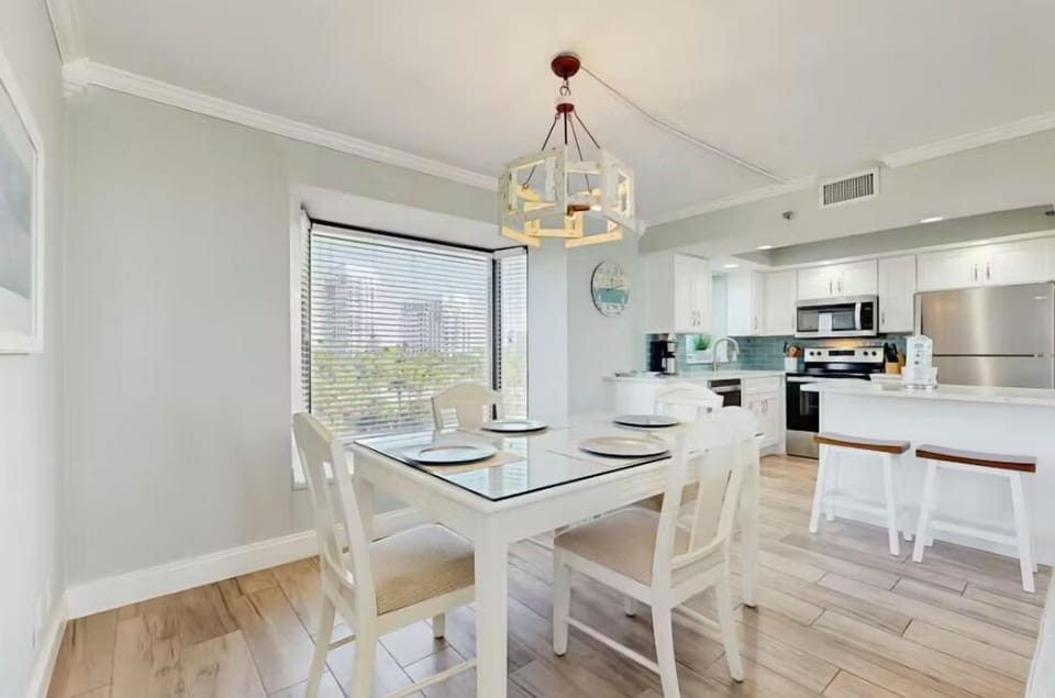 Studio, 1 King Bed with Sofa bed (Beachside II #4247) | Dining