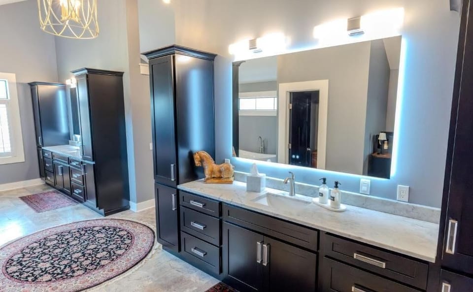 Superior Suite, Pool View | Bathroom | Free toiletries, hair dryer, towels, soap