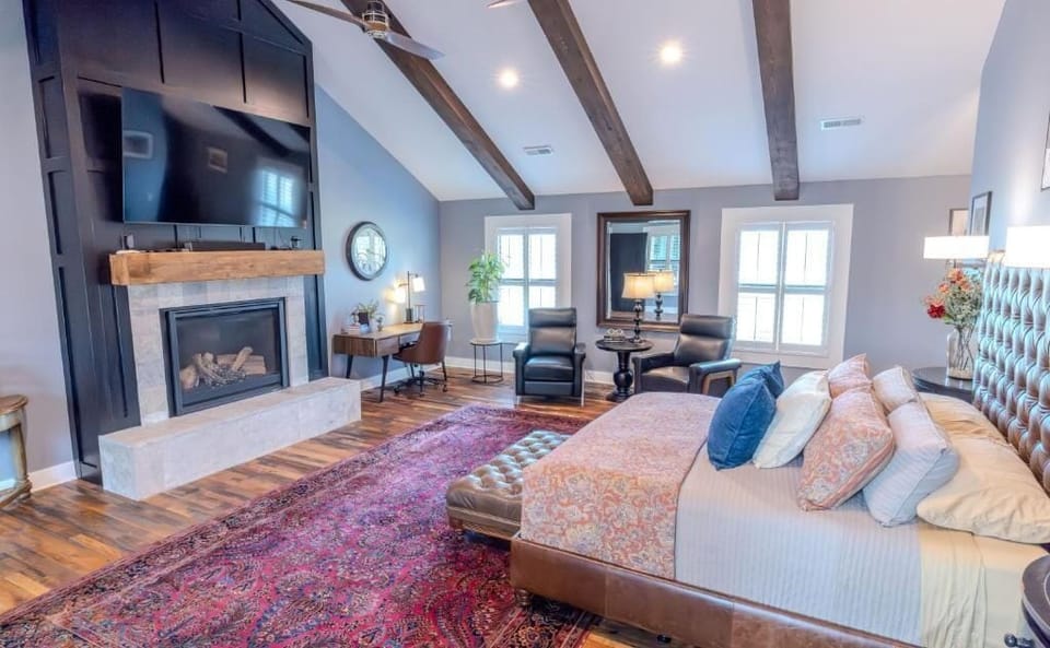 Superior Suite, Pool View | Living area