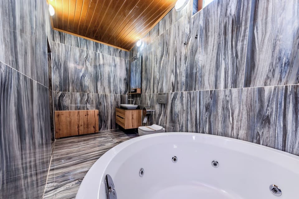 Queen Room with SPA Bed Eagle | Bathroom | Jetted tub, rainfall showerhead, free toiletries, hair dryer