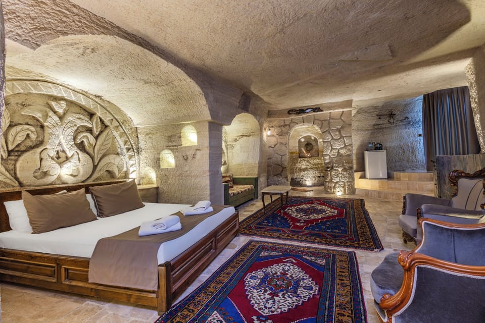 King Suite with SPA Bath | Premium bedding, individually decorated, individually furnished, desk