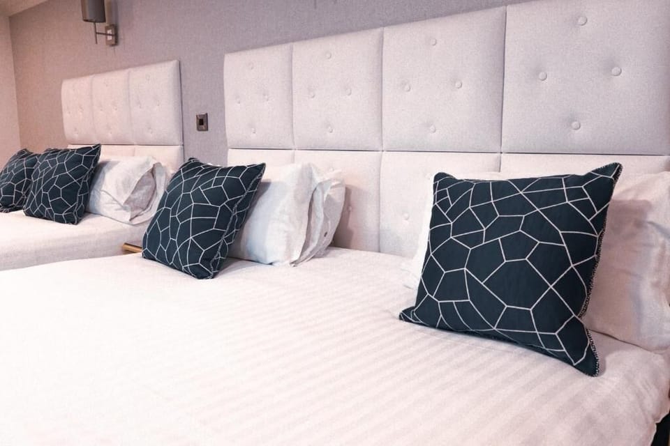 Classic Quadruple Room | In-room safe, desk, iron/ironing board, free WiFi