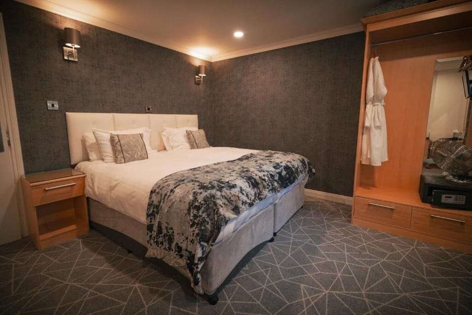 In-room safe, desk, iron/ironing board, free WiFi