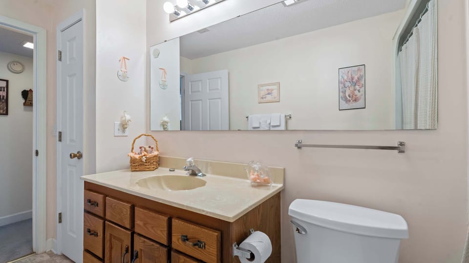 Shared bathroom with shower/tub combo 