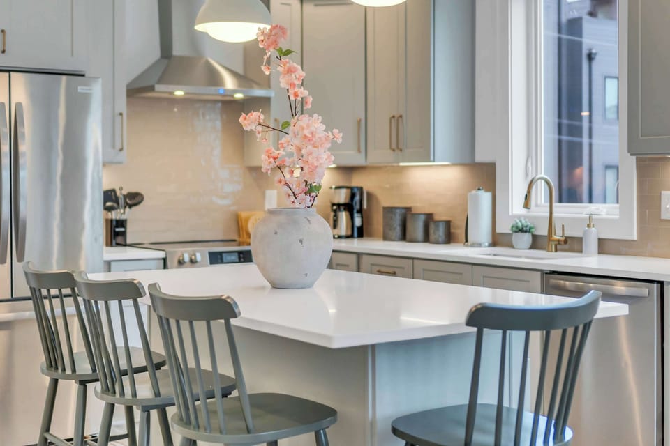 Breakfast, brunch, dinner, or late-night snacks—this dining area makes every bite taste like vacation.