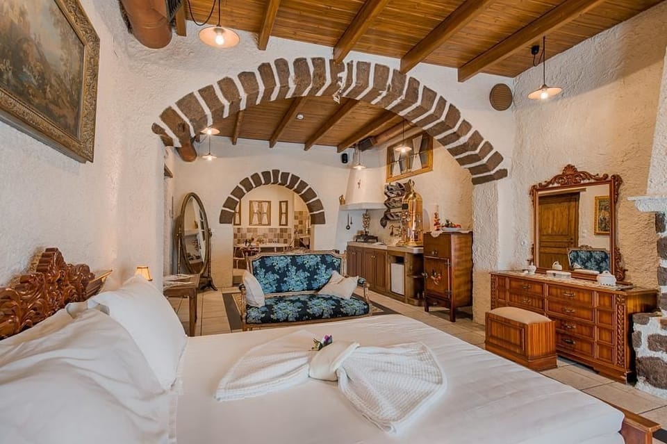 Suite (Elissavet) | Premium bedding, pillowtop beds, minibar, in-room safe