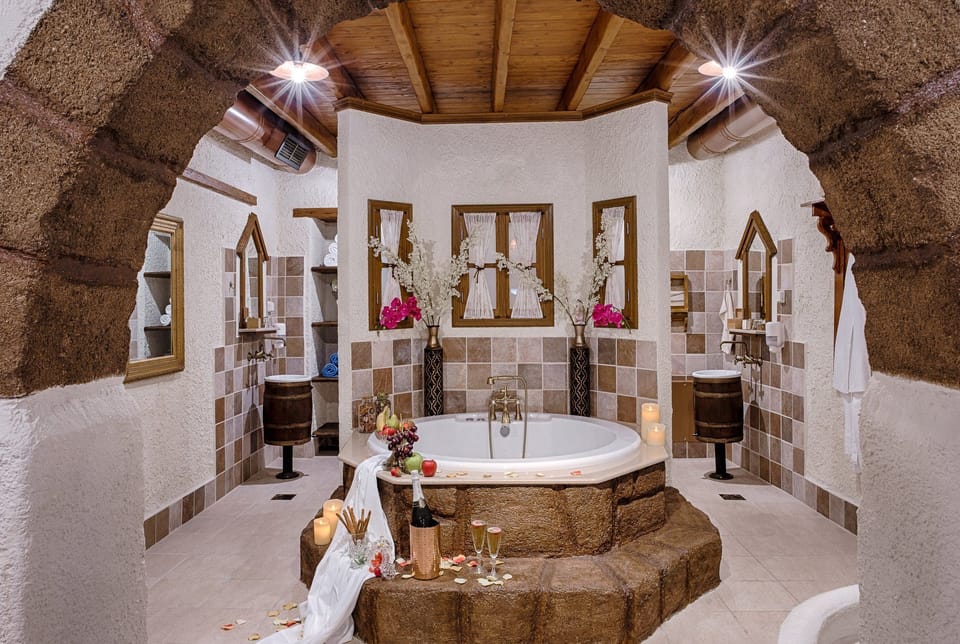 Suite (Elissavet) | Bathroom | Free toiletries, hair dryer, bathrobes, slippers