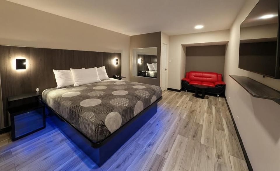 Deluxe Studio Suite | Desk, laptop workspace, WiFi (free), bed sheets