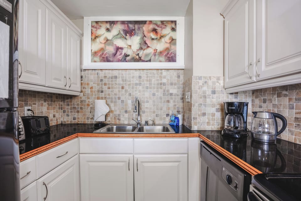 Well-equipped kitchen with everything needed for easy vacation meals!