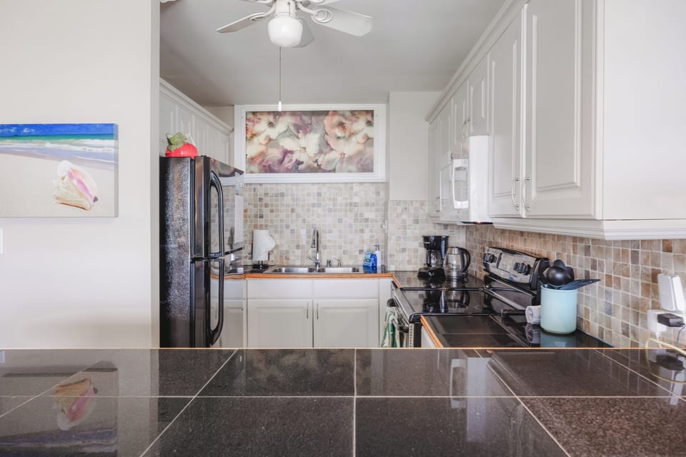Fully equipped kitchen perfect for meals before your Maui adventures!