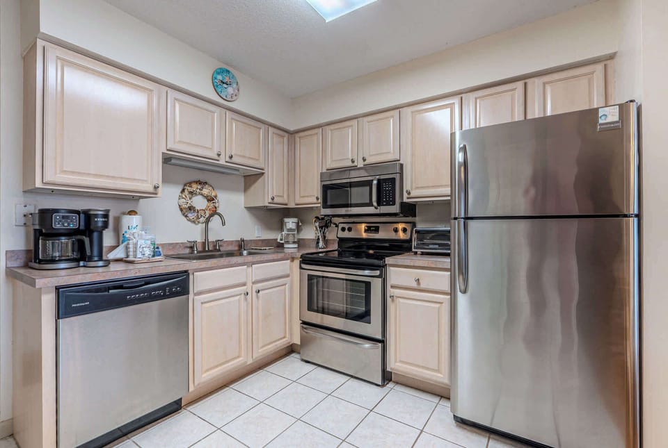 Bright kitchen with plenty of counter space!