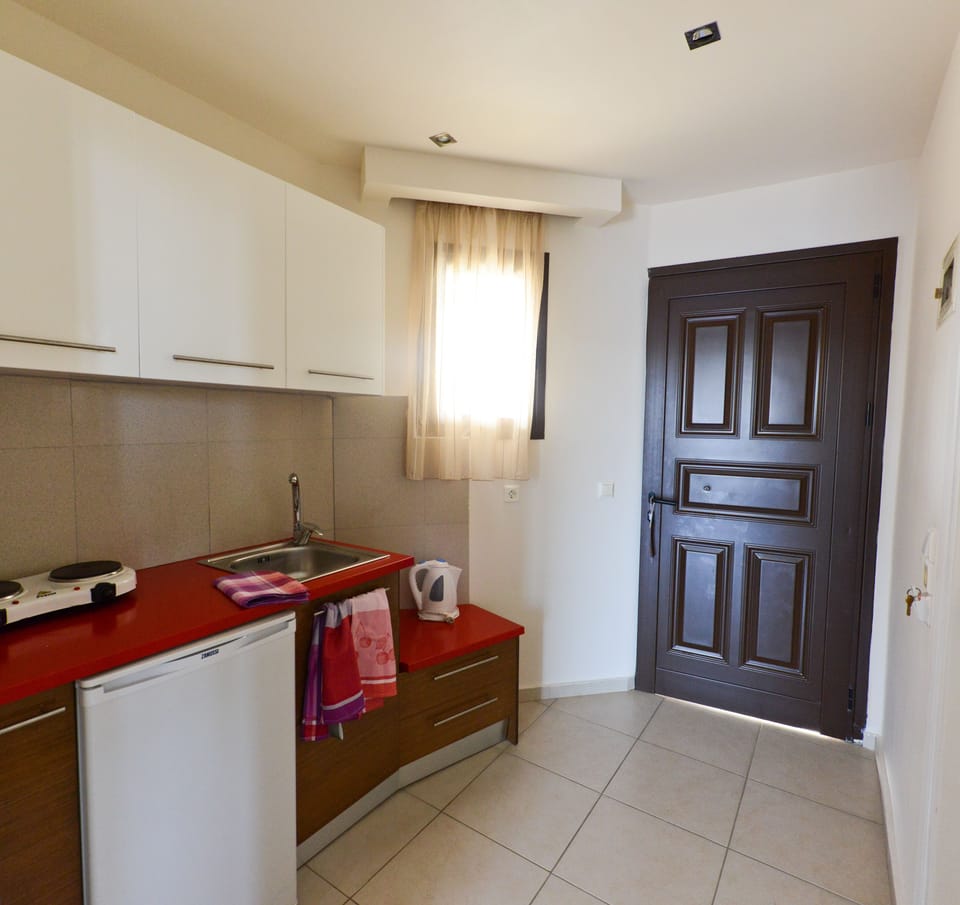 Fridge, coffee/tea maker, electric kettle