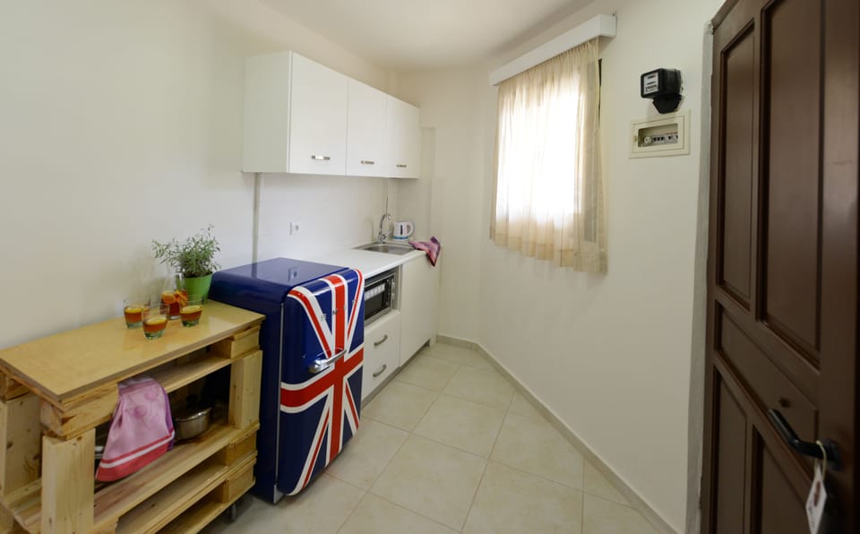 Fridge, coffee/tea maker, electric kettle