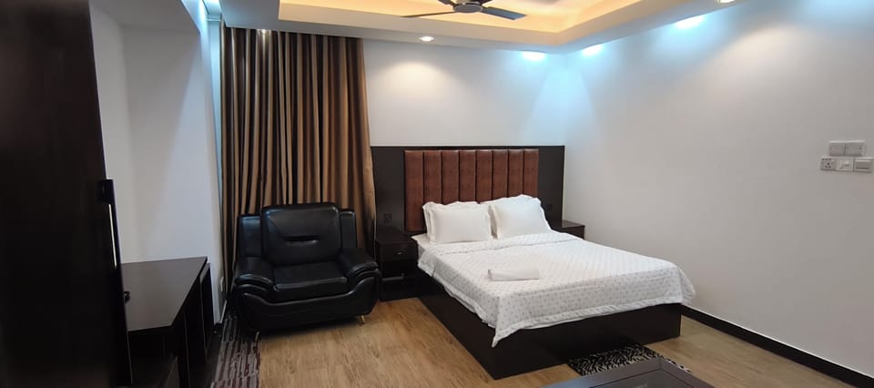 Deluxe Double Room, 1 Double Bed | In-room safe, desk, laptop workspace, soundproofing