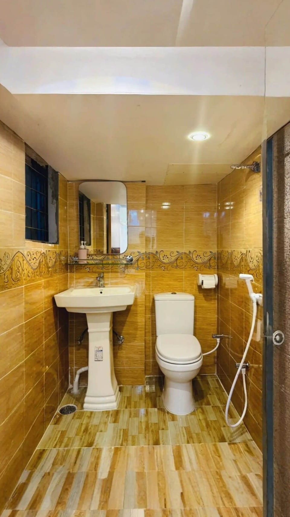 Deluxe Double Room, 1 Double Bed | Bathroom | Free toiletries, towels, soap, shampoo