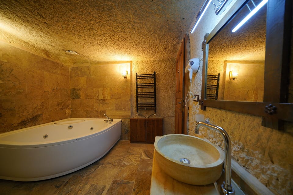 Deluxe Double Cave Room with Jacuzzi | Bathroom | Free toiletries, hair dryer, slippers, towels