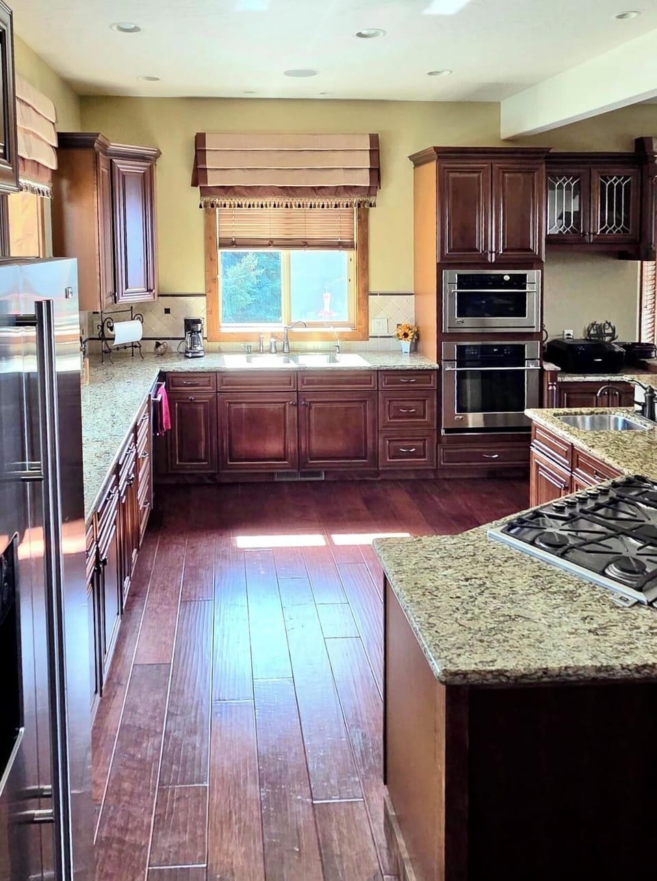 Fully equipped kitchen with with built in appliances and sunny charm