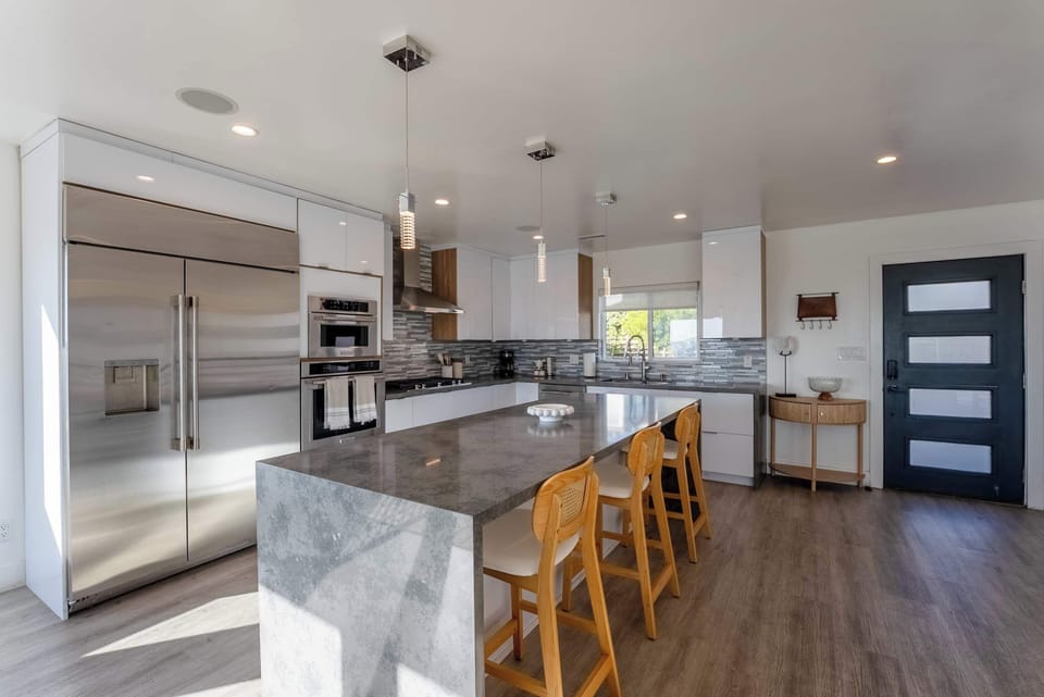 Full Kitchen - Dual Ovens, Drip Coffee Maker, fully stocked kitchen