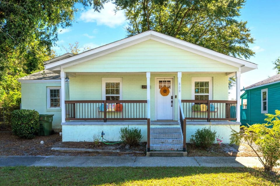 Charming Wilmington Cottage Front Porch — Enjoy southern breezes and colorful curb appeal. #TeavanHaus