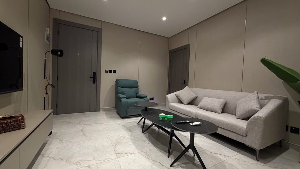 Apartment, 1 Bedroom, Accessible, Smoking | Living room