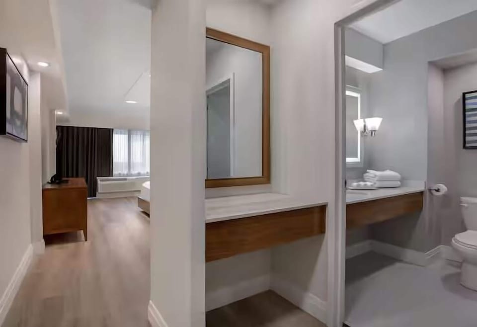 1 King Executive Suite | Premium bedding, down comforters, pillowtop beds, in-room safe