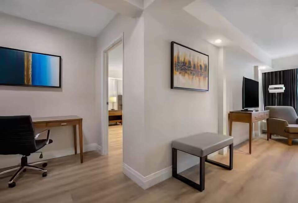1 King Executive Suite | Premium bedding, down comforters, pillowtop beds, in-room safe