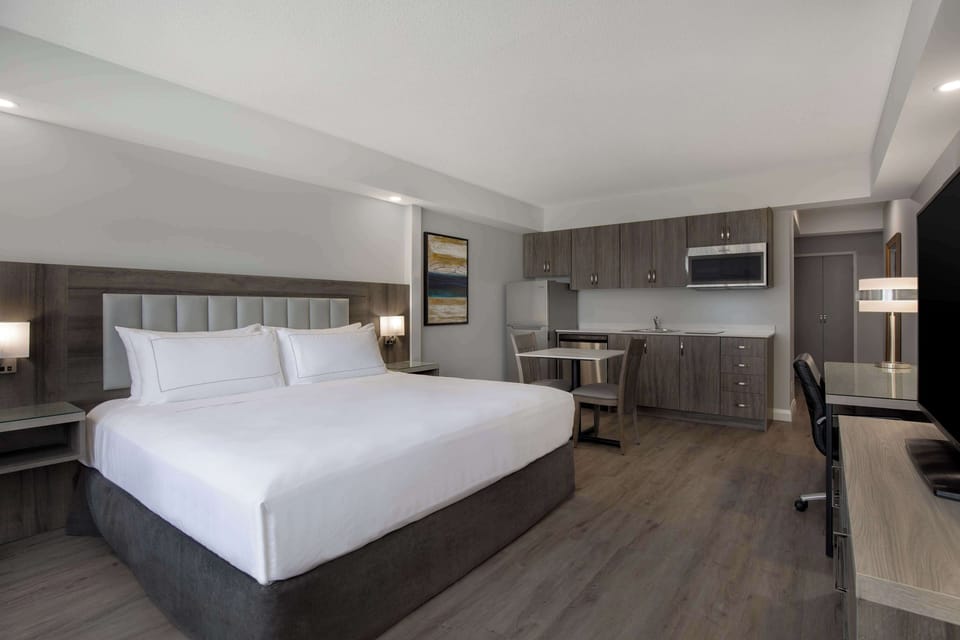 1 King Full Kitchen | Premium bedding, down comforters, pillowtop beds, in-room safe