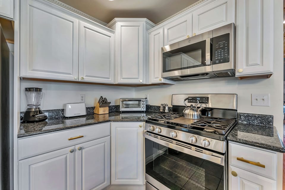 Fully equipped chef’s kitchen with stainless steel appliances.
