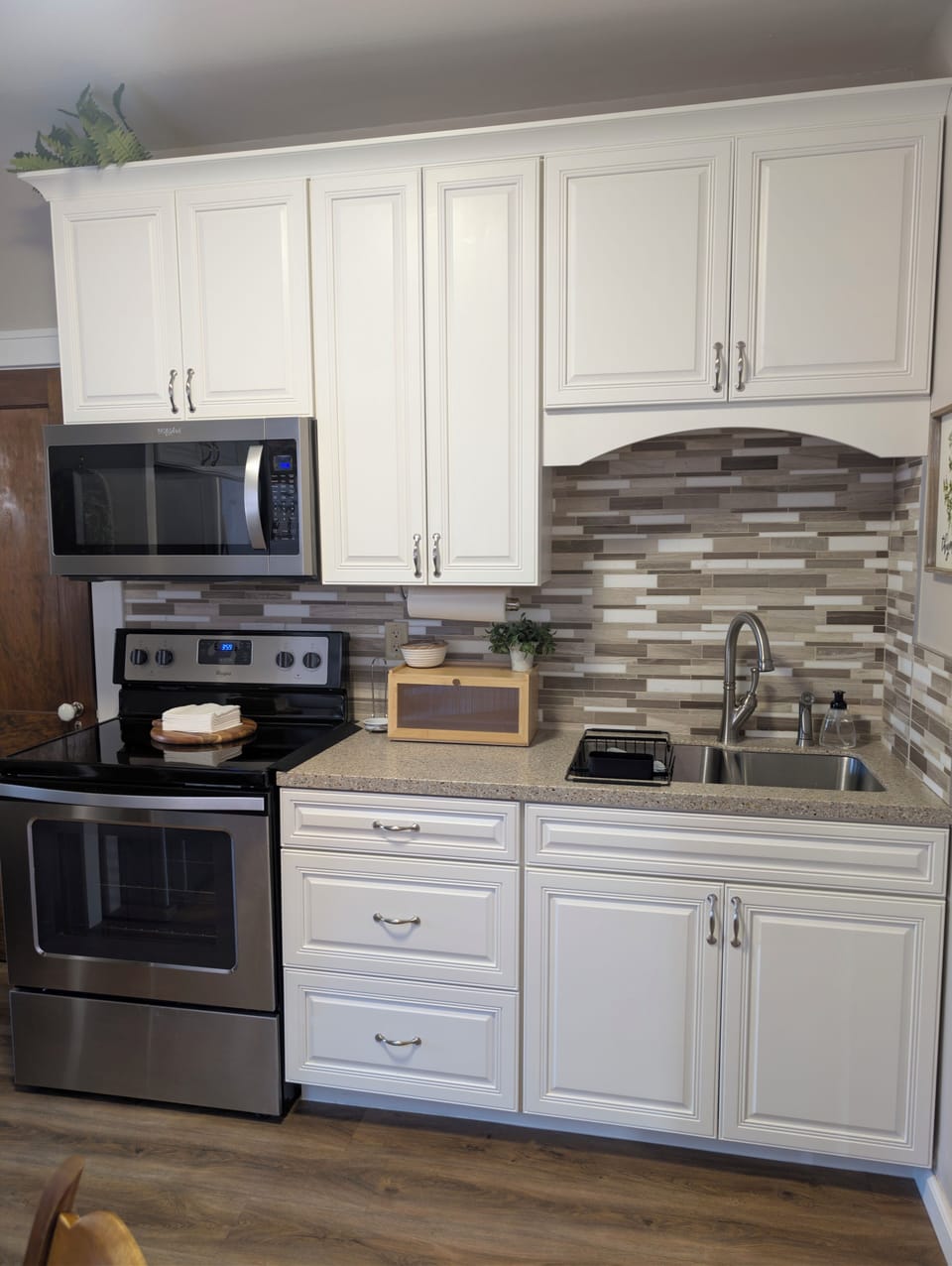 Full kitchen, quiet close drawers/cabinets, beautiful tile backsplash