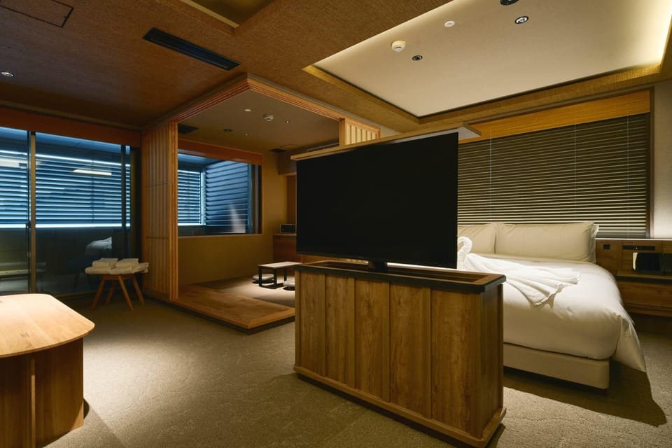 In-room safe, WiFi (free), bed sheets