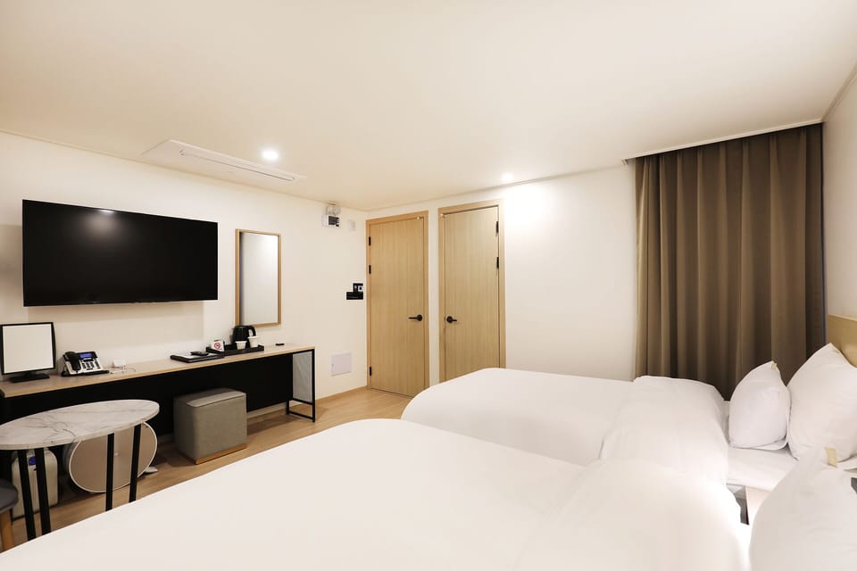 Deluxe Twin Room | Desk, free WiFi