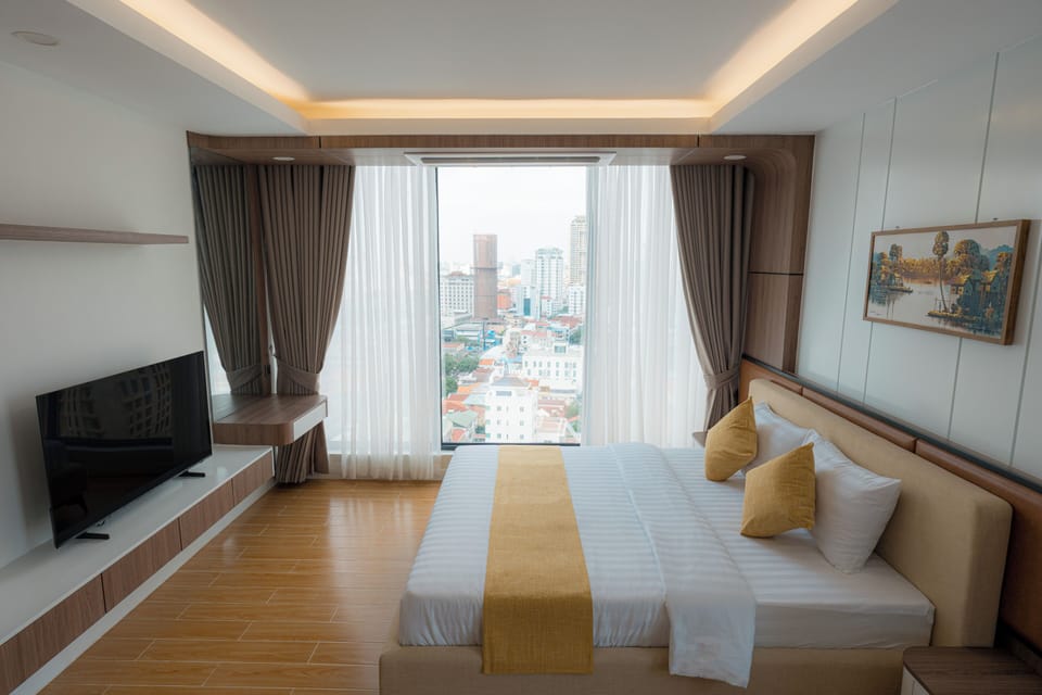 Deluxe King Room | Minibar, in-room safe, soundproofing, iron/ironing board