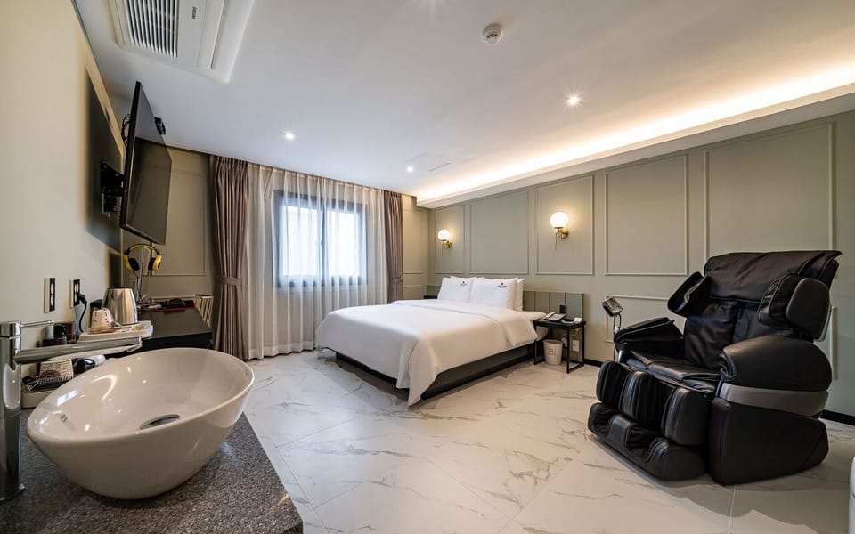 Business Double Room, Non Smoking, City View | Premium bedding, down comforters, memory foam beds