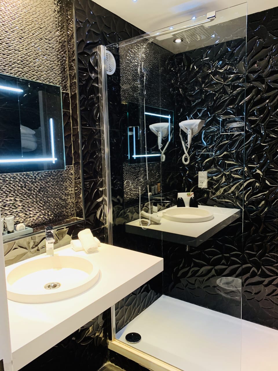 Combined shower/tub, towels