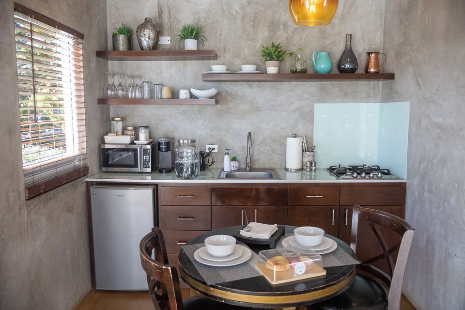 Standard Apartment, Garden View | In-room dining