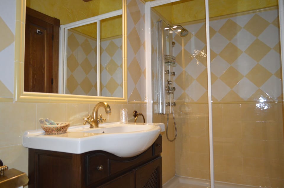 Twin Room | Bathroom | Hair dryer, towels, soap, shampoo