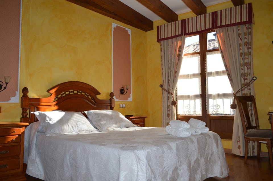 Double Room | Minibar, desk, blackout drapes, free WiFi
