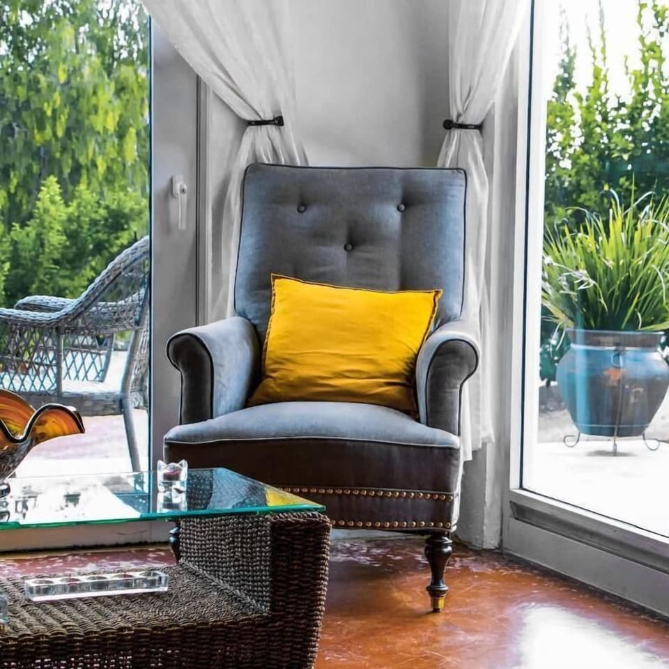 Superior Apartment, Garden View | Living area