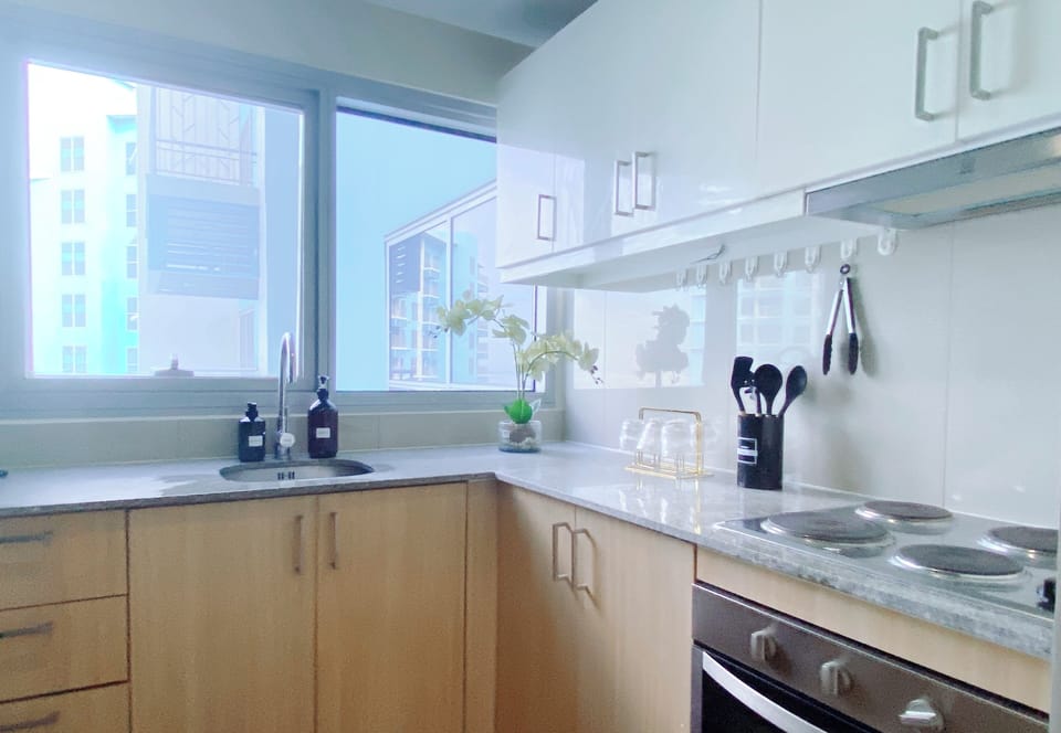 Deluxe Apartment, Bay View | Private kitchen | Fridge, microwave, oven, stovetop