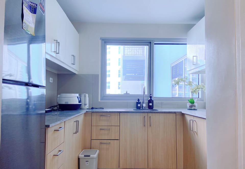 Deluxe Apartment, Bay View | Private kitchen | Fridge, microwave, oven, stovetop