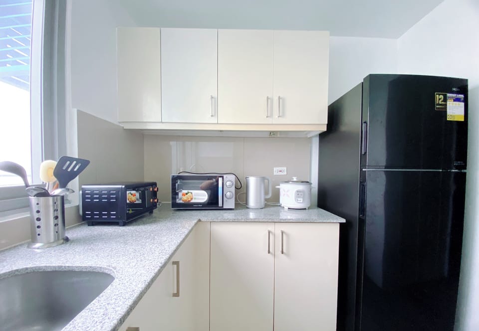 Deluxe Apartment, Bay View | Private kitchen | Fridge, microwave, oven, stovetop